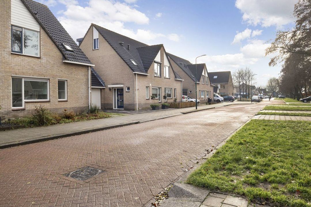 Bachlaan 28, Veenendaal foto-small