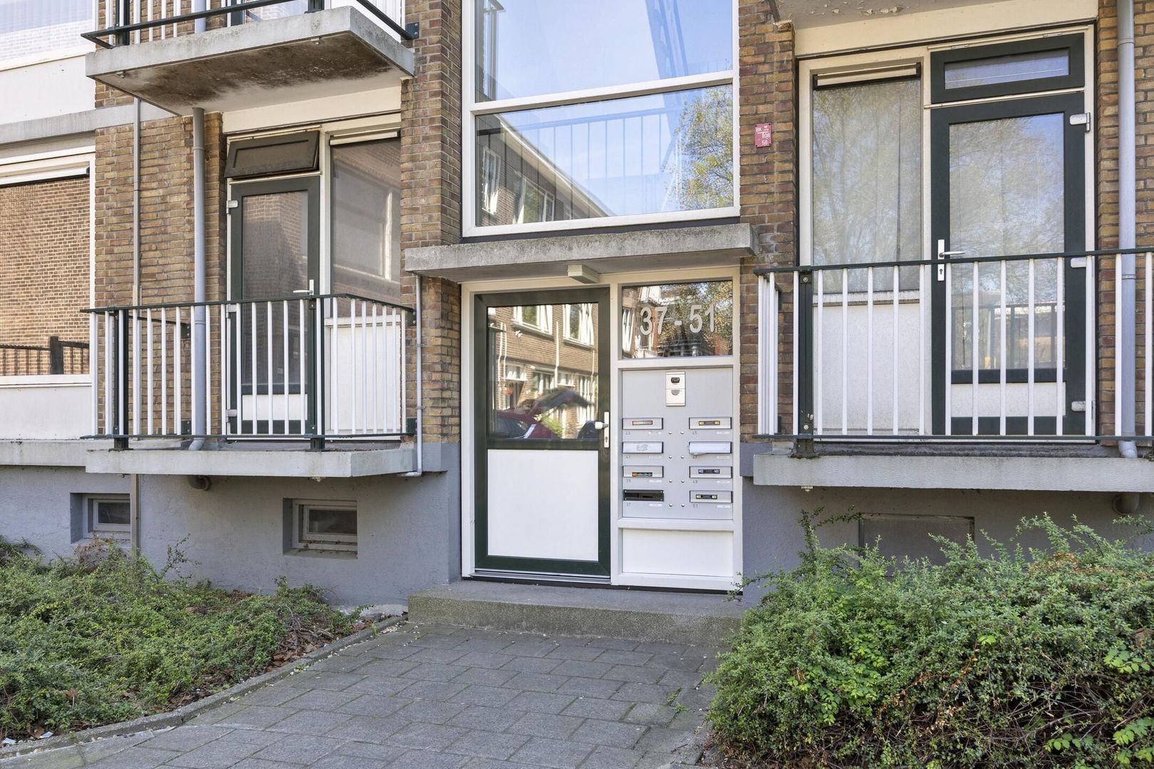 Newtonplein 49, Schiedam foto-1 blur