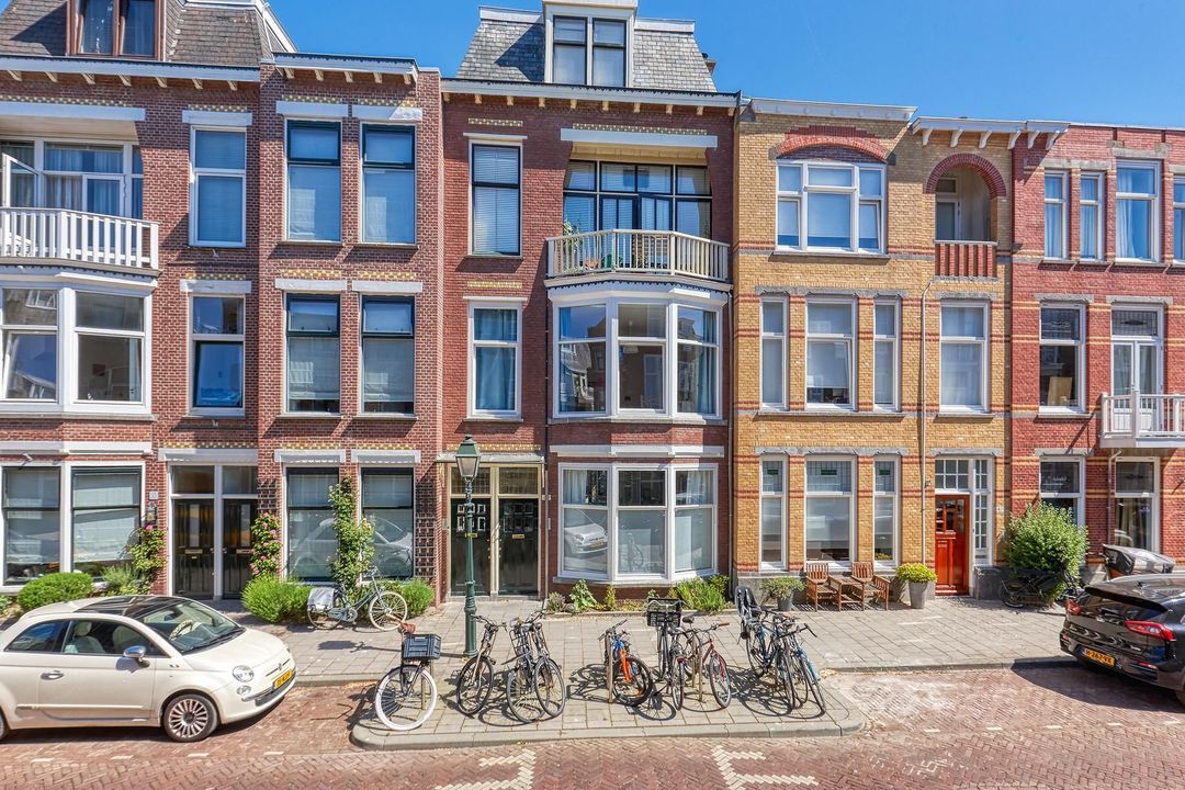 Van Weede van Dijkveldstraat