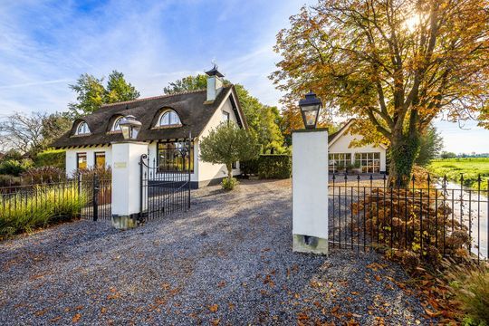 Vrijstaande, landelijk gelegen villa op centrale ligging, Hoornaar