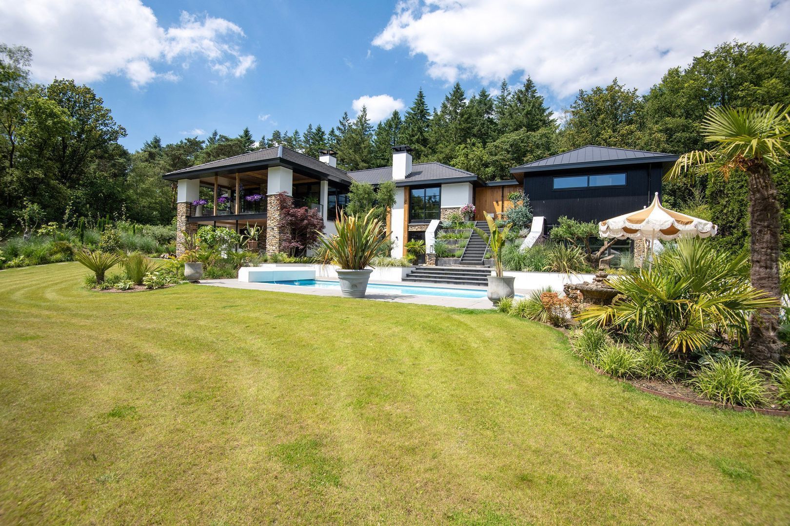 Te koop |  Bijna on-Nederlandse designvilla