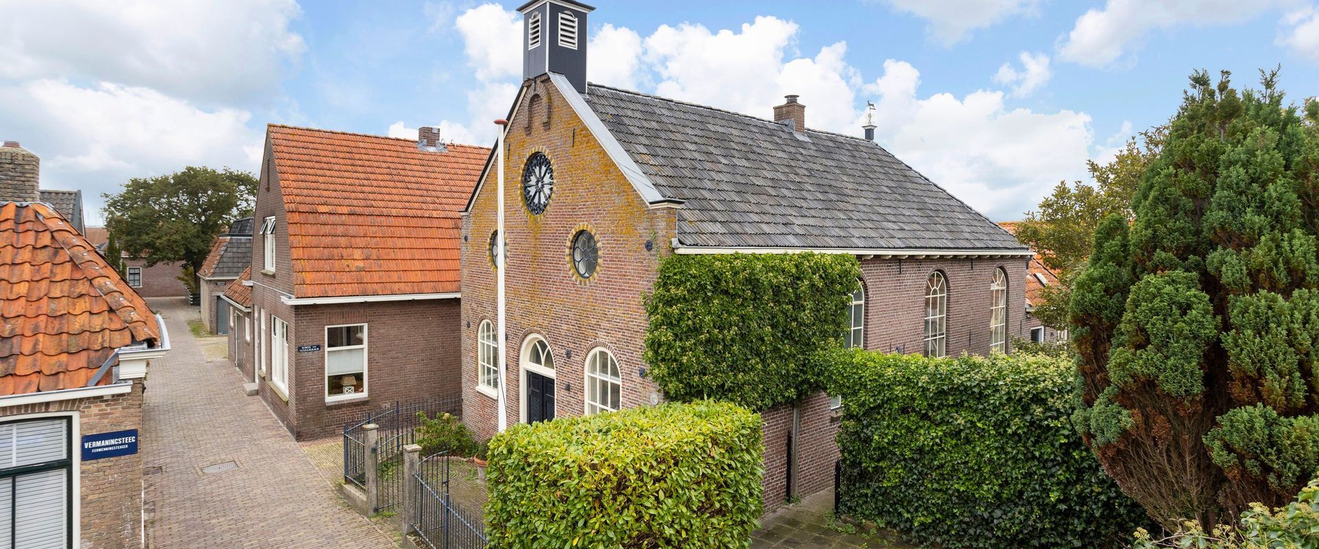 WONEN IN EEN EEUWENOUD KERKJE IN HINDELOOPEN