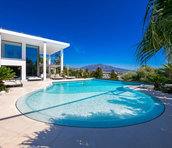 Benahavís, Alqueira (Marbella), Contemporary Frontline Golf Villa With Panoramic Sea Views