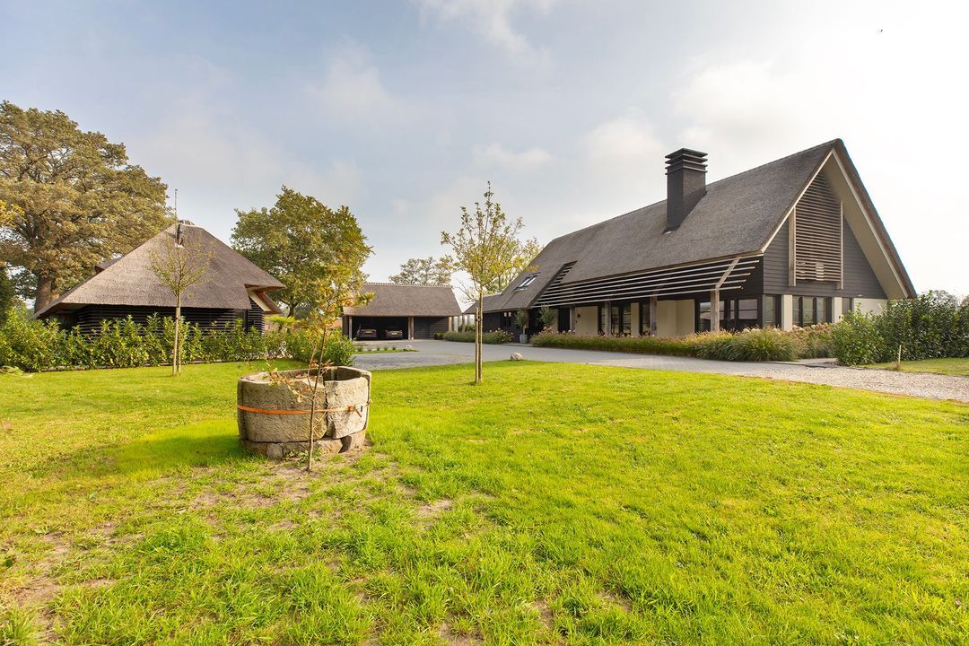 Vrijstaande villa met multifunctioneel bijgebouw, landelijk gelegen en een prachtig uitzicht. image thumbs 1