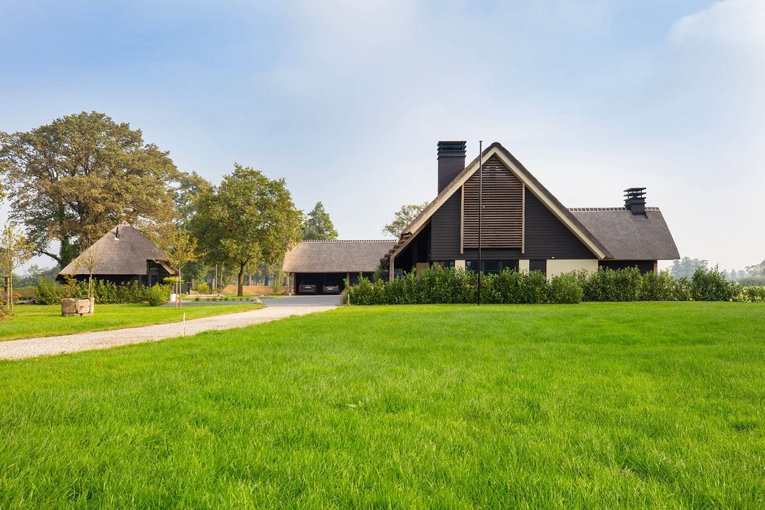 Vrijstaande villa met multifunctioneel bijgebouw, landelijk gelegen en een prachtig uitzicht. image thumbs 1