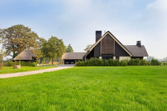 Vrijstaande villa met multifunctioneel bijgebouw, landelijk gelegen en een prachtig uitzicht., 