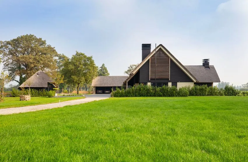 Vrijstaande villa met multifunctioneel bijgebouw, landelijk gelegen en een prachtig uitzicht., 