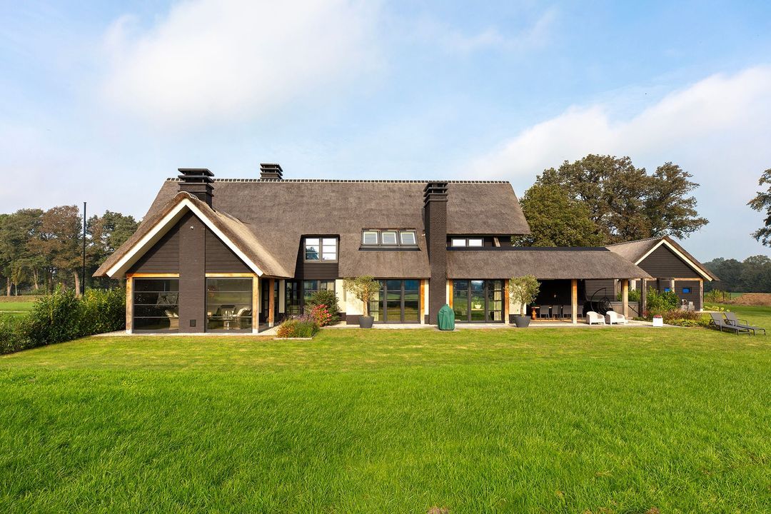 Vrijstaande villa met multifunctioneel bijgebouw, landelijk gelegen en een prachtig uitzicht. image thumbs 1