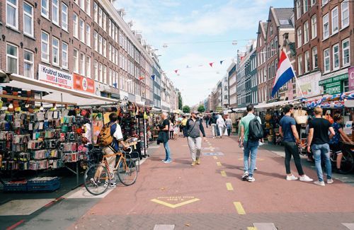 Amsterdamse Markten: Een Kleurrijke Duik in de Dagelijkse Levendigheid