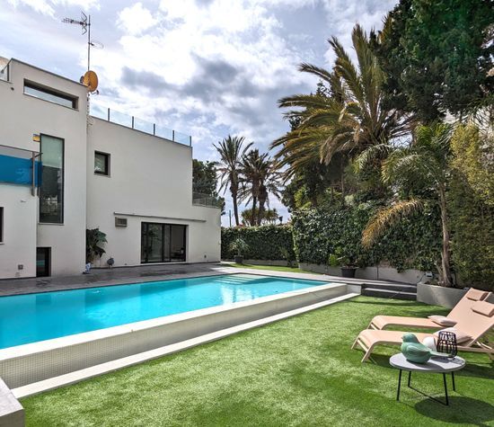 Luxurious Villa with seaviews, A step from Sitges centre