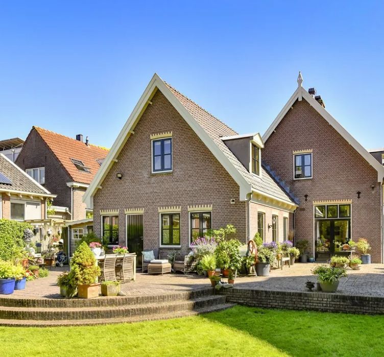 Vos makelaardij begeleidt u met een enthousiast team en de juiste kennis over de huizenmarkt met het aan- en verkopen, verhuren en huren van onroerend goed in de omgeving van Ouderkerk aan de Amstel.